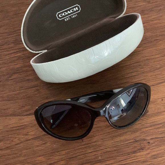 Fossil ‘Tricia' sunglasses + Coach clam shell case - Picture 4 of 5